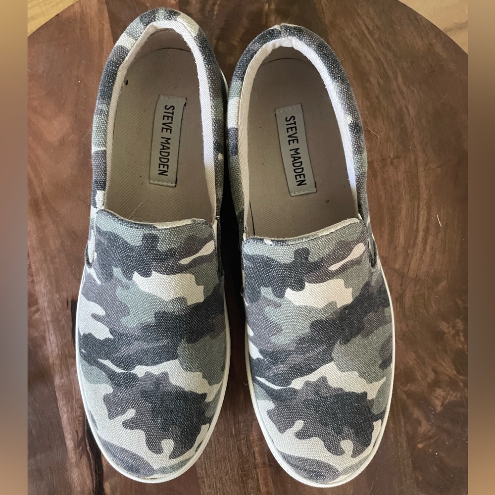 Steve Madden Camo Slip Ons Mens 8, Womens 10